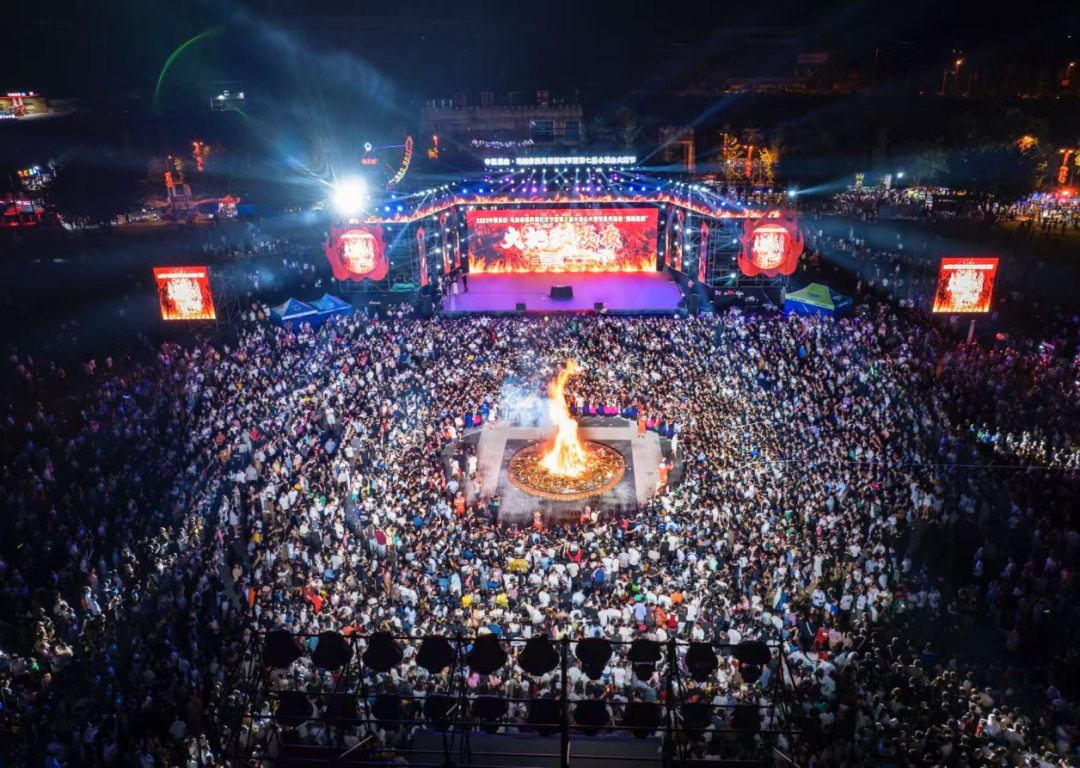 图:小凉山火把节狂欢夜盛况,摄影:何为